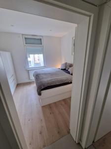 1 dormitorio con cama y ventana en Apartments bei Marienplatz en Stuttgart