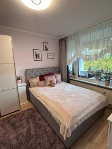 Un dormitorio con una cama con un osito de peluche. en BS Business Travelling Hannover City, en Hannover