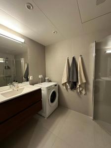 a bathroom with a washing machine and a washer at Penthouse, Lerkendal, NTNU, free parking in Trondheim