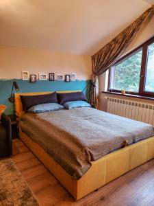 A bed or beds in a room at Borovets Forest view (A56)