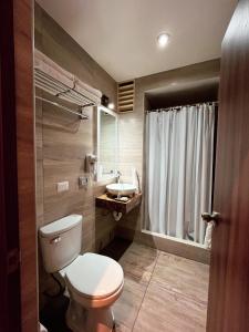 een badkamer met een toilet en een wastafel bij Rado Hotel - Quintanas in Trujillo
