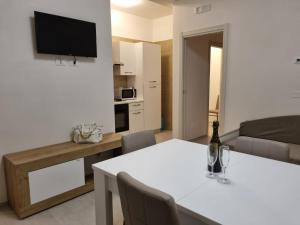 a living room with a white table and a television at I Gerani appartamento bilocale deluxe in Vieste