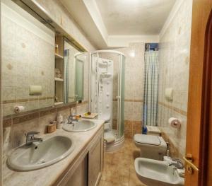 La salle de bains est pourvue de 2 lavabos et d'une douche. dans l'établissement Aurora B&B, à Matera
