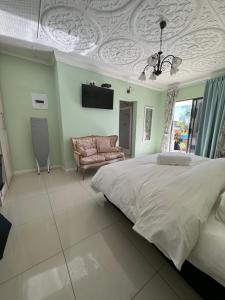 Blue Diamond Lodge & Spa في جلوسوب: غرفة نوم بسرير كبير وأريكة