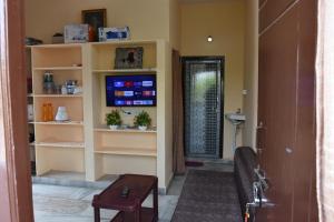 sala de estar con TV y estante en LoHaS Orange en Kukatpalli