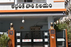 una entrada a una tienda con una puerta y un edificio en LoHaS Orange en Kukatpalli