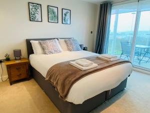 Un dormitorio con una cama con toallas. en Seascape Apartment, en Portland