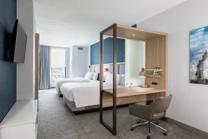 Postel nebo postele na pokoji v ubytování SpringHill Suites St. Paul Downtown