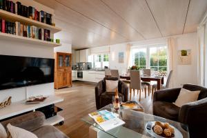 O zonă de relaxare la Ferienhaus Carola Sauna