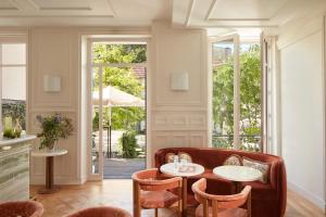 - un salon avec une table et des chaises dans l'établissement Le 5 Particulier, à Neuilly-sur-Seine