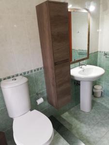een badkamer met een toilet en een wastafel bij IL POSTO GIUSTO in Messina