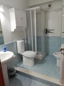 メッシーナにあるIL POSTO GIUSTOのバスルーム(トイレ、洗面台、シャワー付)