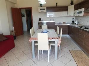 cocina con mesa y sillas en una habitación en IL POSTO GIUSTO en Messina