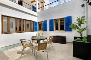 a dining room with a table and chairs at Duplex flat in the old town of Alcudia in Alcudia