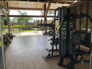 een fitnessruimte met verschillende loopbanden en machines in een kamer bij Flat Fabuloso - Porto de Galinhas - Malawí Beach Resort in Porto De Galinhas