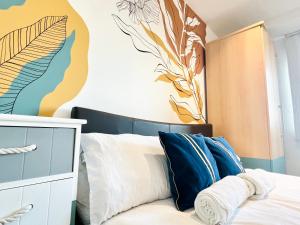 Una cama o camas en una habitación de AirScape Warm & Cosy Two Bed Apt