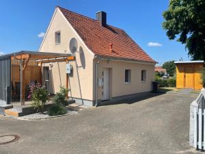 una pequeña casa blanca con garaje en Haus am gelben Berg, en Dittenheim