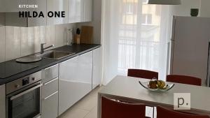 una cocina con una mesa con un bol de fruta. en H1 with 4,5 Room, Bathroom, Kitchen, Central, quiet & modern with office en Zúrich
