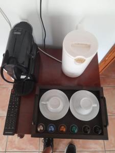 een tafel met een koffiezetapparaat en een blender bij Casa Rosa in Alcalalí