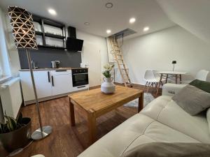 una sala de estar con un sofá y una mesa en Fichten Apartment, en Hannover