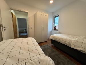 sypialnia z 2 łóżkami i oknem w obiekcie Fichten Apartment w Hanowerze