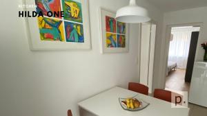 un tavolo bianco con una ciotola di banane sopra di H1 with 4,5 Room, Bathroom, Kitchen, Central, quiet & modern with office a Zurigo