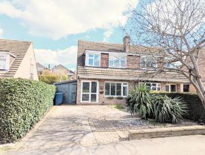 的住宿－Spacious lovely 3 Bed House in Keyworth Nottingham suit CONTRACTORS OR FAMILY，一座带车库的大型砖屋