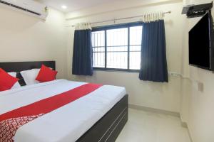 1 dormitorio con cama y ventana en OYO Villa 31 en Akot