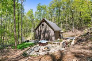 ein kleiner Schuppen mitten im Wald in der Unterkunft Brand New Luxury Cabin-Private Appalachian Retreat in Gatlinburg