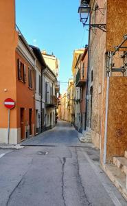 an empty street in an alley with buildings at B&B Monolocale Piazza Dante in Teramo