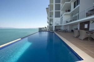Panoramic Ocean Views 2 bed/2 bath Unit, Nelly Bay内部或周边的泳池