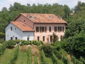 uma casa numa colina com uma vinha em Casa Isabella em Vaglio Serra