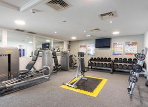 uma sala de fitness com passadeiras e máquinas de cardio em Seashell House with SEA VIEWS and FREE GYM POOL PASS em Amble