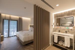 Posteľ alebo postele v izbe v ubytovaní Hotel Encinar de Sotogrande