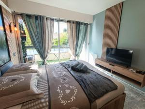 - une chambre avec un lit et une télévision à écran plat dans l'établissement Léman Holidays - Le Palm, à Mandelieu-la-Napoule