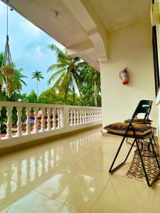una sedia seduta sul balcone di una casa di Mitra Homes - Mandrem a Mandrem
