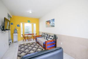 a living room with a couch and a table at Porto Paraty Residencial in Paraty