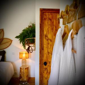 a room with a door and a bed and a lamp at La Petite Grange - Spa Balnéo in Vigneux-de-Bretagne