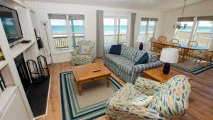 Posezení v ubytování SA47, Lazy Bones- Oceanfront, Ocean Views, Sun Decks, Close to Beach Access