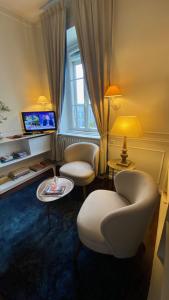 史特拉斯堡的住宿－Les Lumières de la ville，客厅配有两把椅子和窗户