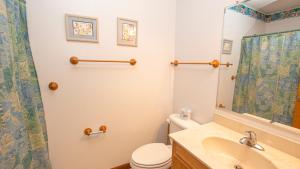 Koupelna v ubytování SA47, Lazy Bones- Oceanfront, Ocean Views, Sun Decks, Close to Beach Access