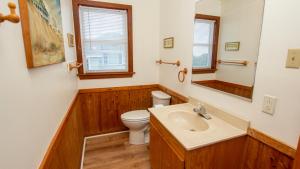 Koupelna v ubytování SA47, Lazy Bones- Oceanfront, Ocean Views, Sun Decks, Close to Beach Access + 24 fotografií