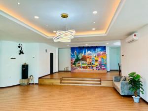 TV a/nebo společenská místnost v ubytování LESTARI INN RESIDENCE + 37 fotografií