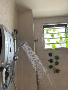 łazienka z prysznicem ze strumieniem wody w obiekcie Mutiara Hidden-Mountain Gorgeous Garden Landed House w mieście Puchong