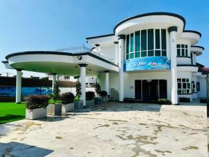 um grande edifício branco com um azul em LESTARI INN RESIDENCE em Kuantan