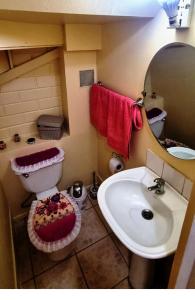 ein Badezimmer mit einem Kuchen auf dem Boden neben einem Waschbecken in der Unterkunft Casa Enea Pudahuel in Santiago