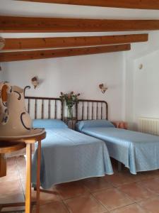 twee bedden naast elkaar in een kamer bij Casa Rosa in Alcalalí