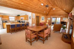 une cuisine et une salle à manger avec une table et des chaises dans l'établissement Semi-Oceanfront, secluded Beach Cottage, Close to Beach! SA210, Farmer, à Sanderling