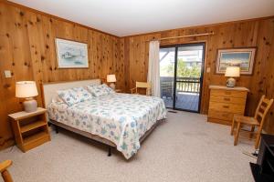 une chambre avec un lit et un balcon dans l'établissement Semi-Oceanfront, secluded Beach Cottage, Close to Beach! SA210, Farmer, à Sanderling