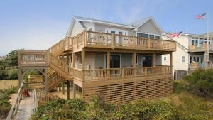 une grande maison avec une terrasse sur la plage dans l'établissement SA69, Kirk- Oceanfront, Ocean Views, Sun Decks, Prv Beach Access, à Sanderling